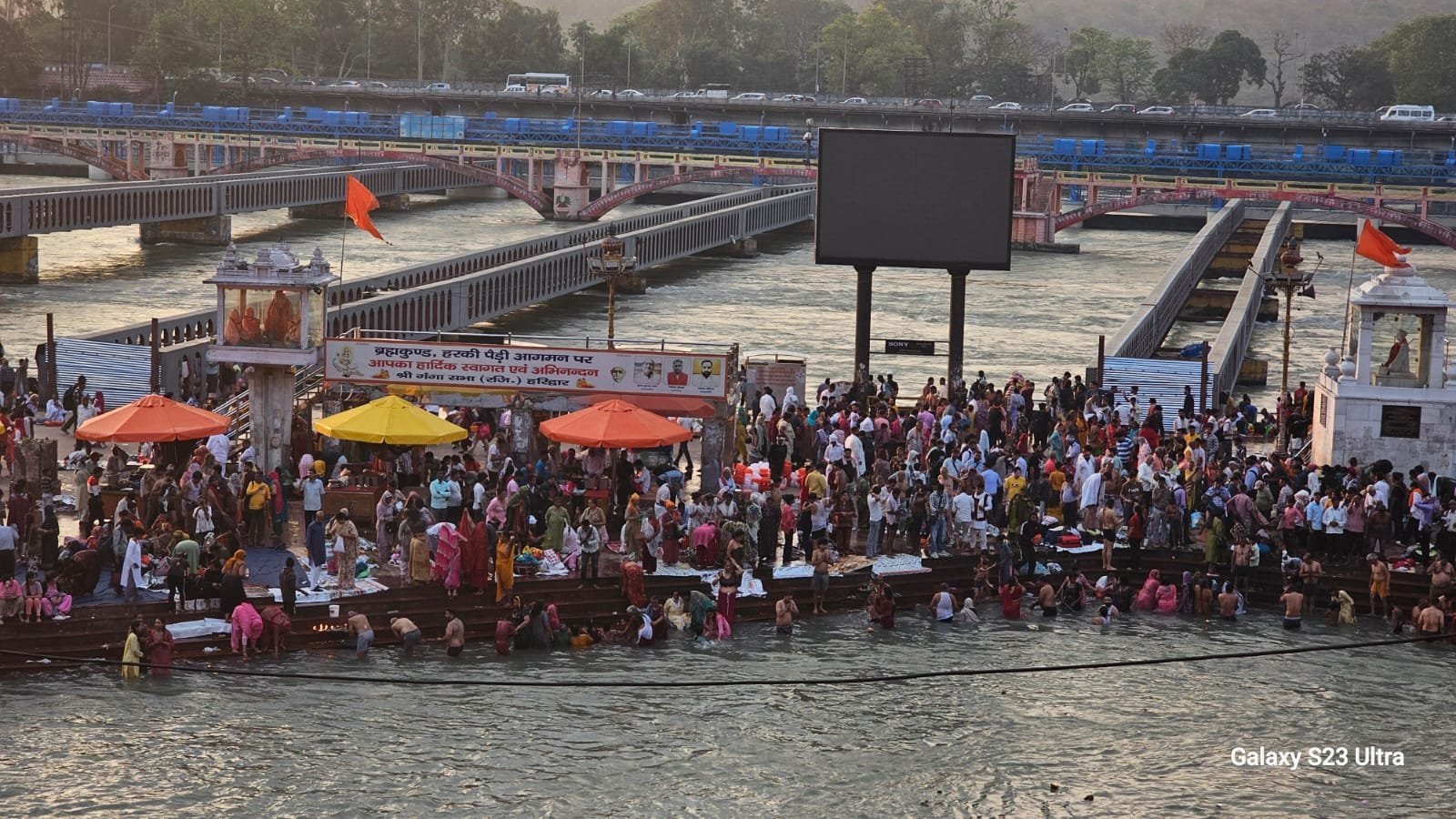 बुद्ध पूर्णिमा पर हरिद्वार में लाखों की संख्या में श्रद्धालु हरिद्वार पहुंचे