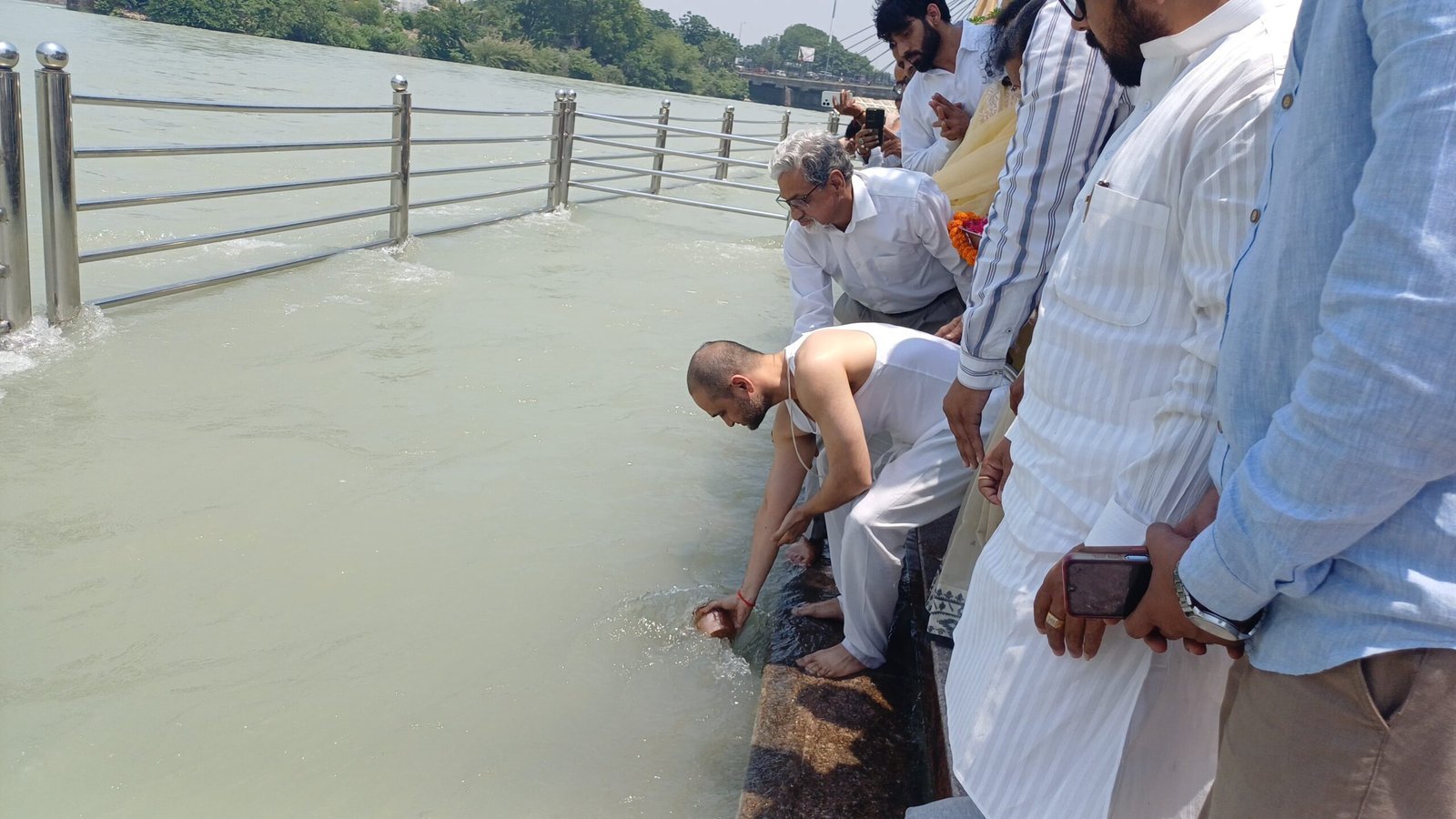 भाजपा की वरिष्ठ नेता पूर्व सांसद रीता जोशी बहुगुणा के पति पूरन चंद्र जोशी की अस्थियां गंगा में प्रवाहित