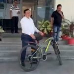 महानिदेशक सूचना श्री बंशीधर तिवारी स्वयं साइकिल से सूचना निदेशालय पहुंचे