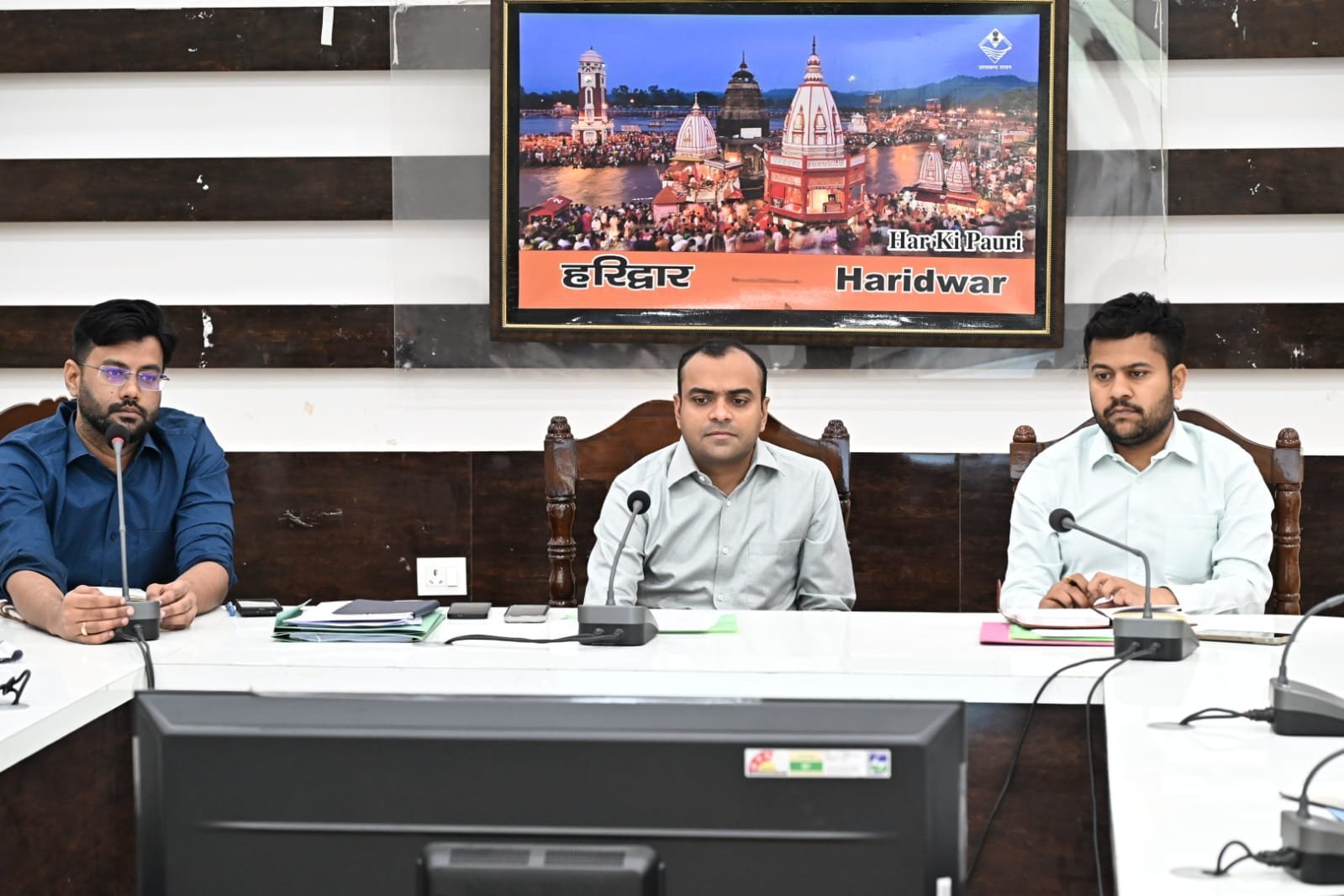 मां गंगा को स्वच्छ एवं निर्मल रखने के लिए किसी भी दशा में कूड़ा-कचरा गंगा नदी में न जाए : जिलाधिकारी