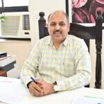 मुख्य विकास अधिकारी डॉ. ललित नारायण मिश्र साइकिल चलाकर पहुंचे जिला कार्यालय जनसुनवाई कार्यक्रम में