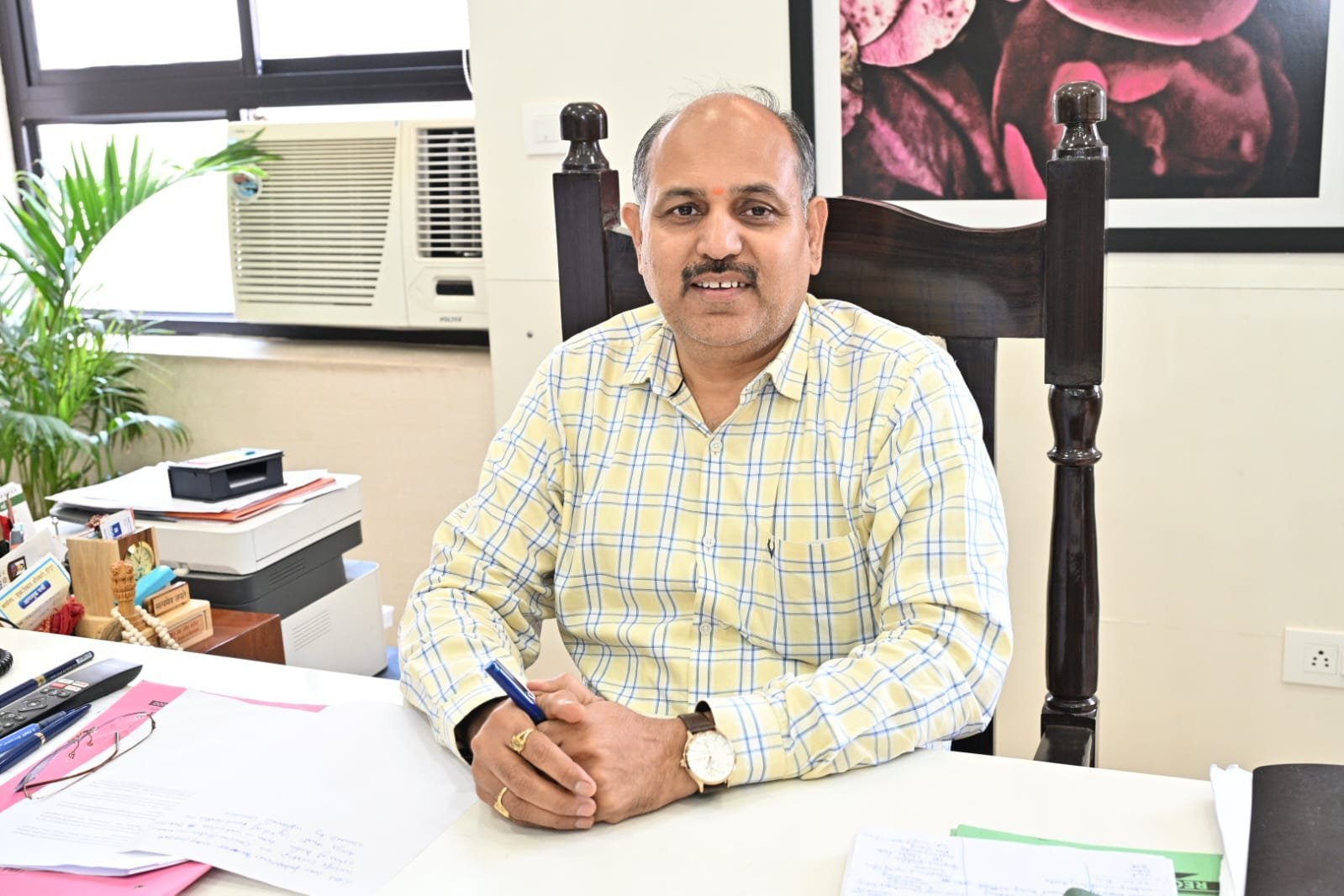 मुख्य विकास अधिकारी डॉ. ललित नारायण मिश्र साइकिल चलाकर पहुंचे जिला कार्यालय जनसुनवाई कार्यक्रम में