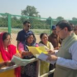 मुख्यमंत्री धामी ने लोहियाहेड हेलीपैड पर जनता व जनप्रतिनिधियों से मुलाकात कर जनसमस्याएं सुनी तथा समस्याओं का समाधान करने के निर्देश अधिकारियों को दिए