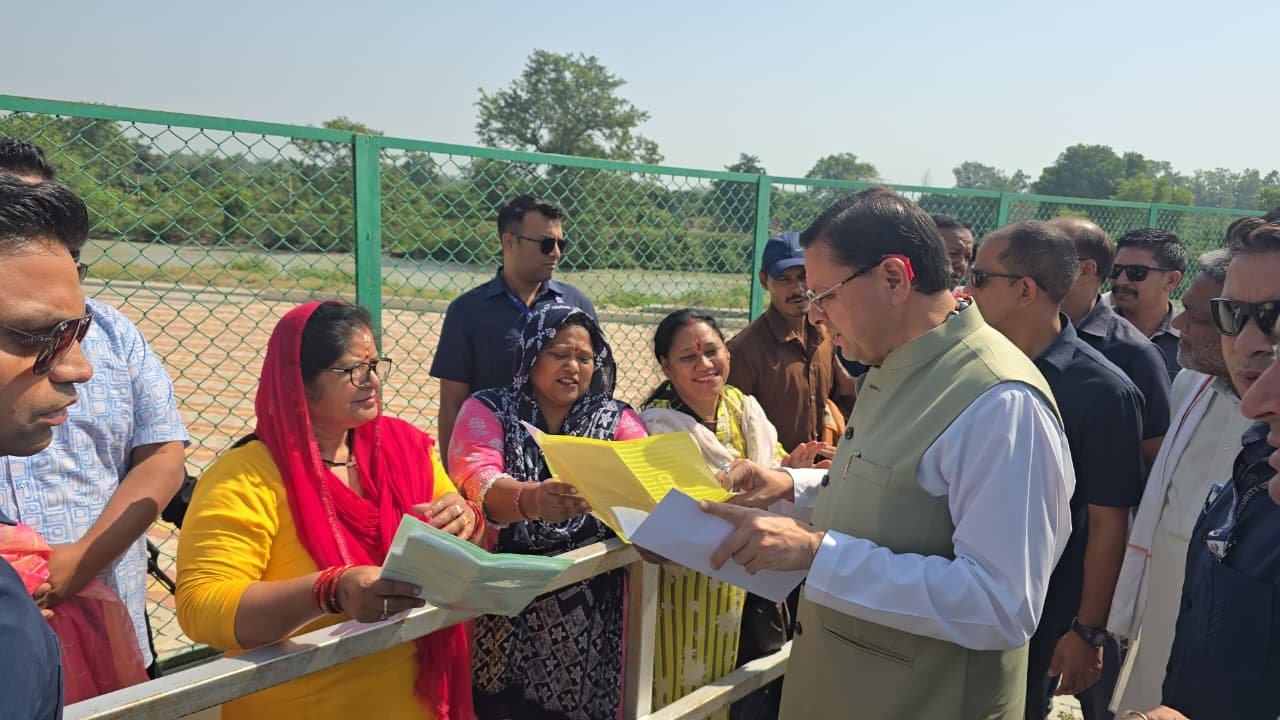 मुख्यमंत्री धामी ने लोहियाहेड हेलीपैड पर जनता व जनप्रतिनिधियों से मुलाकात कर जनसमस्याएं सुनी तथा समस्याओं का समाधान करने के निर्देश अधिकारियों को दिए