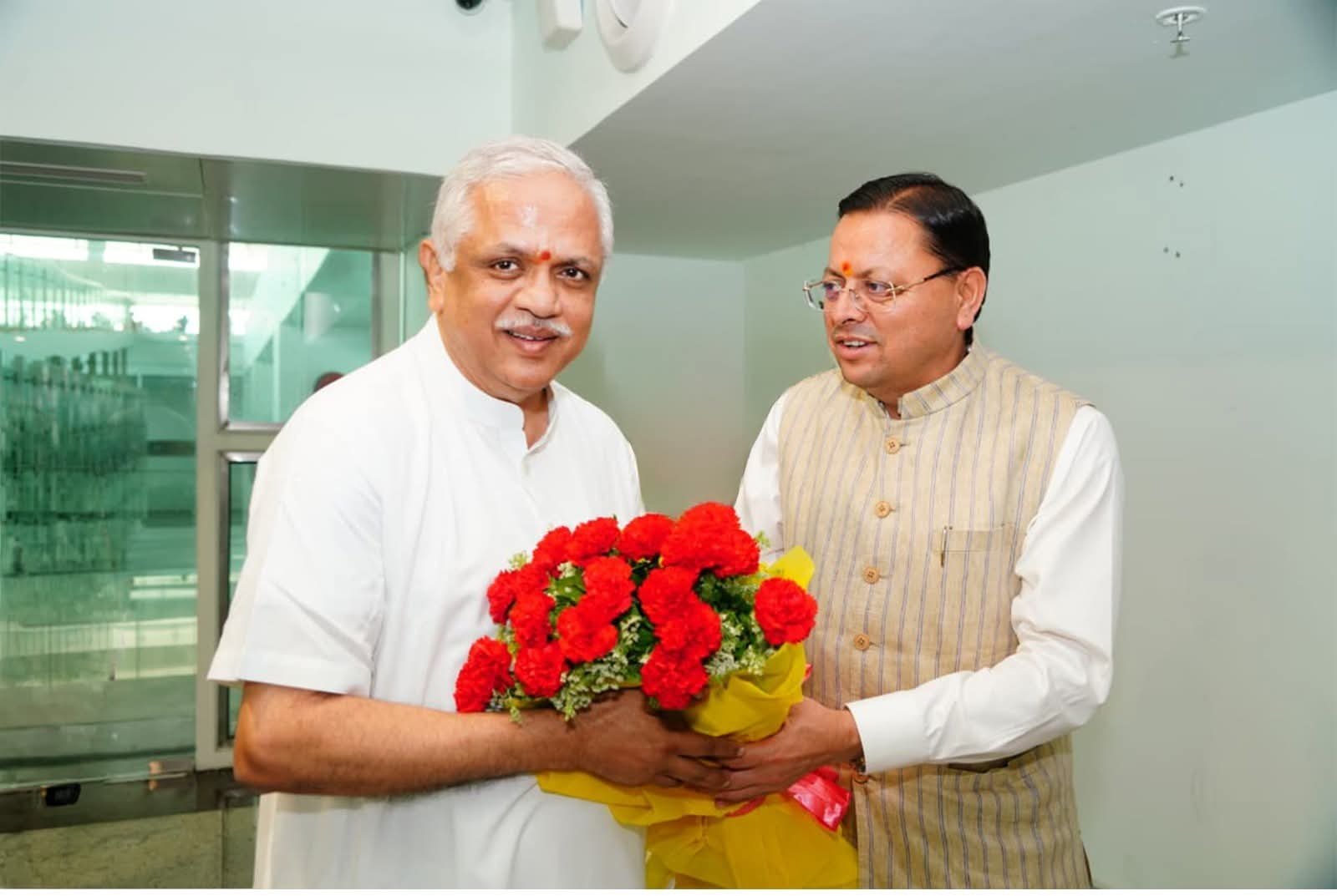 मुख्यमंत्री ने भारतीय जनता पार्टी के राष्ट्रीय महासचिव (संगठन)  श्री बीएल संतोष  का उत्तराखंड आगमन पर जौलीग्रांट एयरपोर्ट पर स्वागत एवं अभिनंदन किया