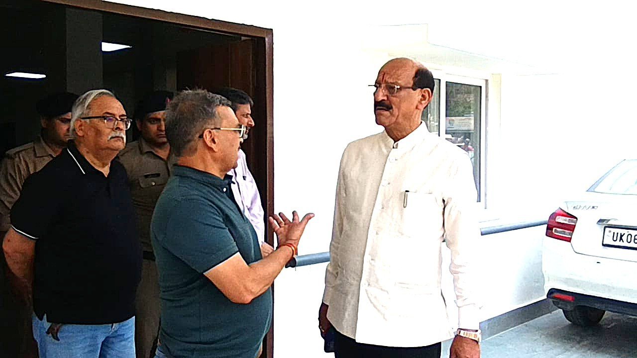 स्वास्थ्य मंत्री सुबोध उनियाल का सीएचसी रायपुर पर औचक निरीक्षण, व्यवस्थाओं को परखा