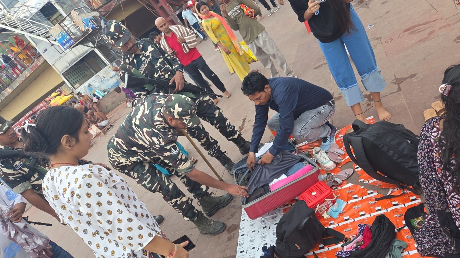 हरकी पैड़ी पर स्थानीय पुलिस और पैरामिलिट्री फ़ोर्स ने किया फ्लैग मार्च