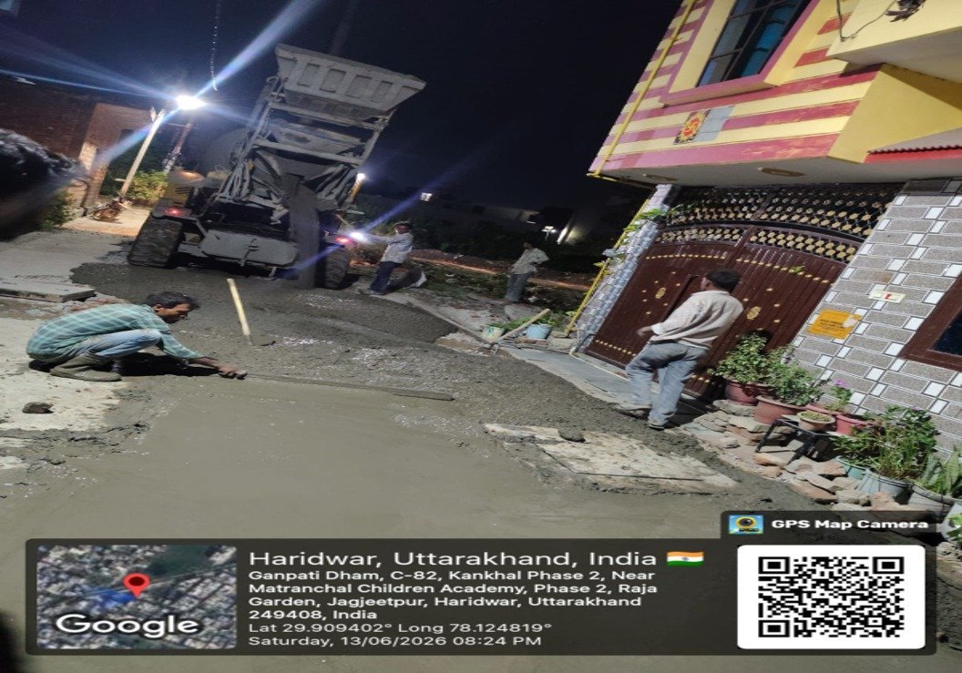 चारधाम यात्रा एवं आगामी कांवड़ यात्रा के दृष्टिगत सिवरेज के लिए खोदी गई सड़कों को त्वरित गति से ठीक करने के लिए दिन- रात किया जा रहा है निमार्ण कार्य
