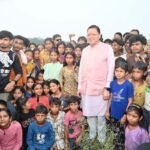 मुख्यमंत्री धामी ने बच्चों के साथ बिताया आत्मीय समय, सफलता के दिए मंत्र, अपने बीच पाकर बच्चे हुए उत्साहित