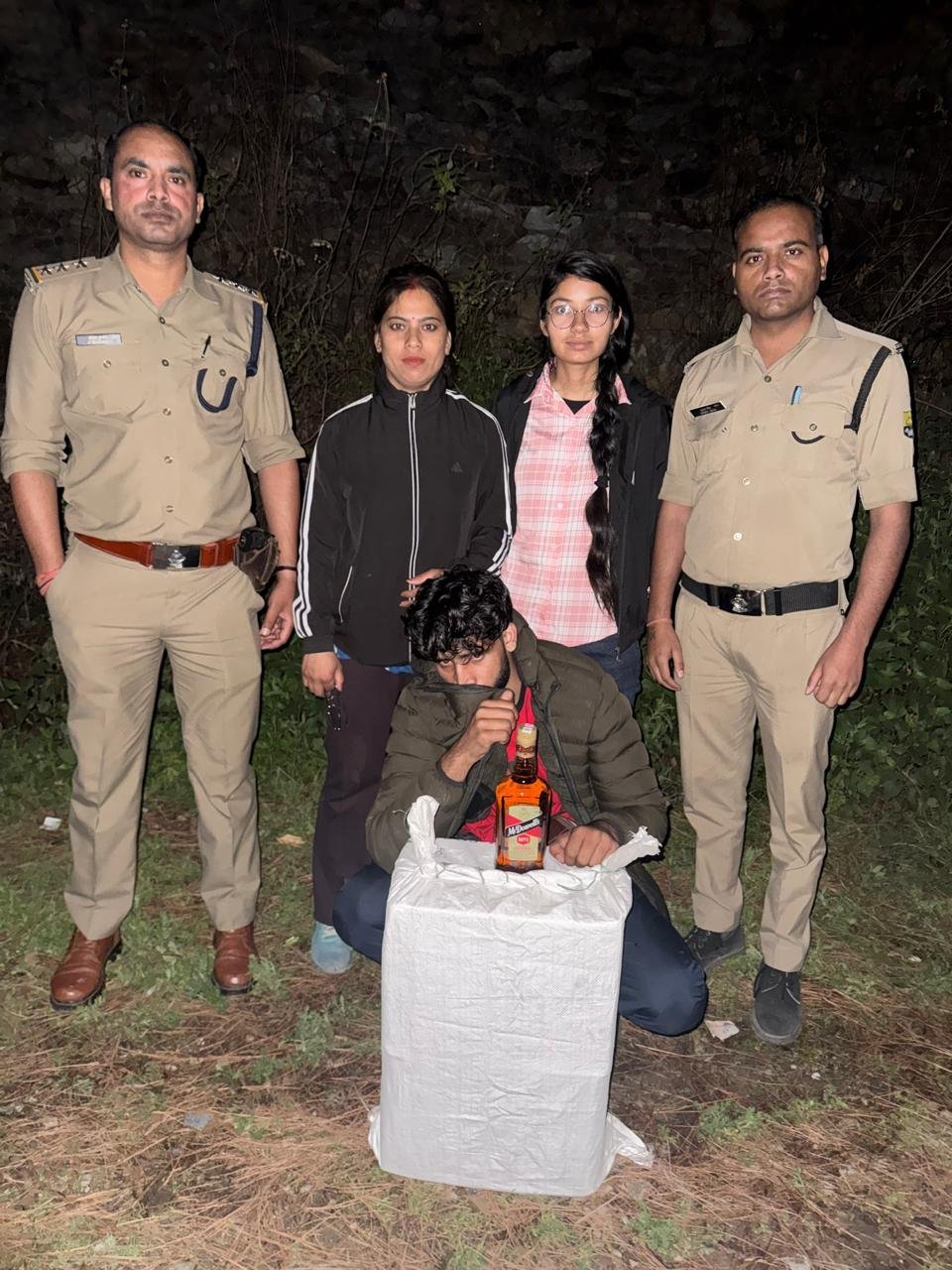 अवैध शराब तस्करी पर कसा शिकंजा, तीन तस्कर गिरफ्तार, 61 बोतल अंग्रेजी शराब बरामद