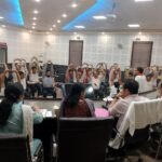 आयुष विभाग की टीम द्वारा सभी को योग ब्रेक व नमस्ते ऐप डाउनलोड कराया गया