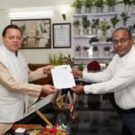 उत्तराखण्ड में विशेष गहन पुनरीक्षण SIR कार्यक्रम के तहत सचिवालय में मुख्यमंत्री श्री पुष्कर सिंह धामी को मुख्य निर्वाचन अधिकारी डॉ. बी.वी. आर. सी. पुरुषोत्तम ने गणना फॉर्म सौंपा
