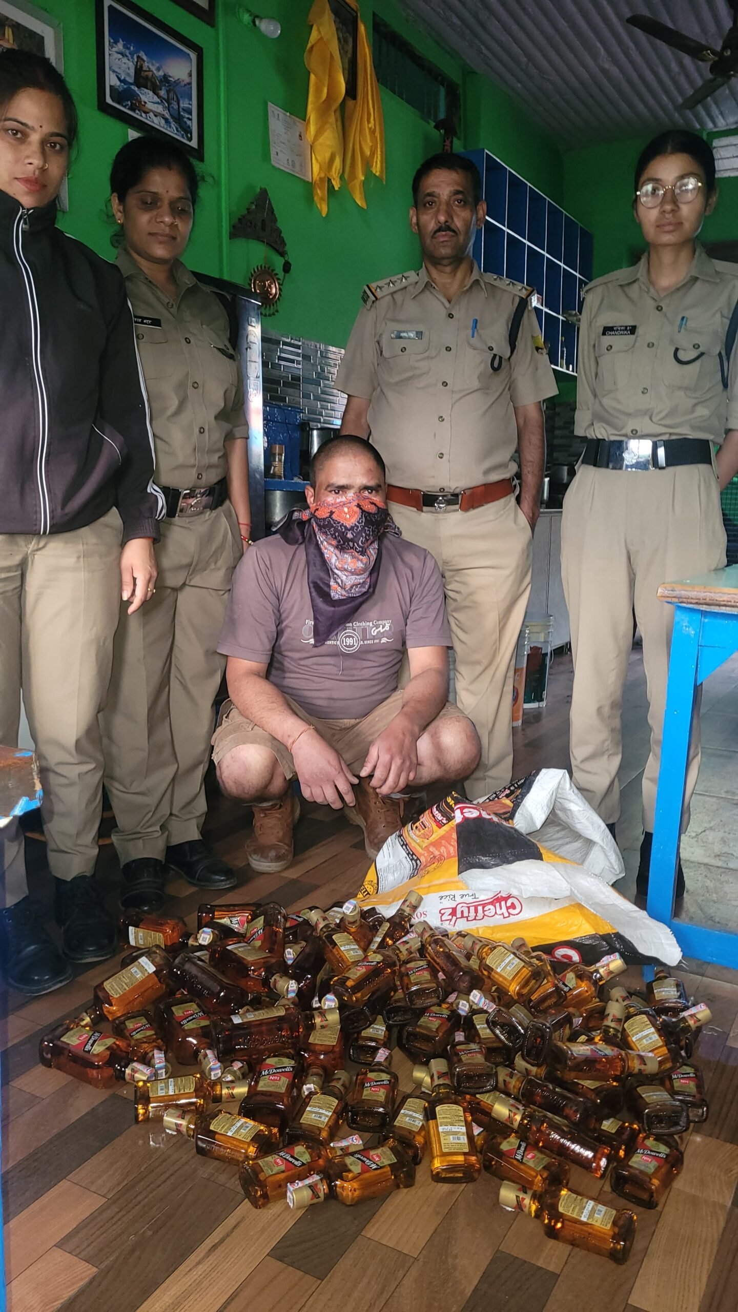 ऊखीमठ में आबकारी विभाग की बड़ी कार्रवाई, अवैध शराब के साथ दो तस्कर गिरफ्तार