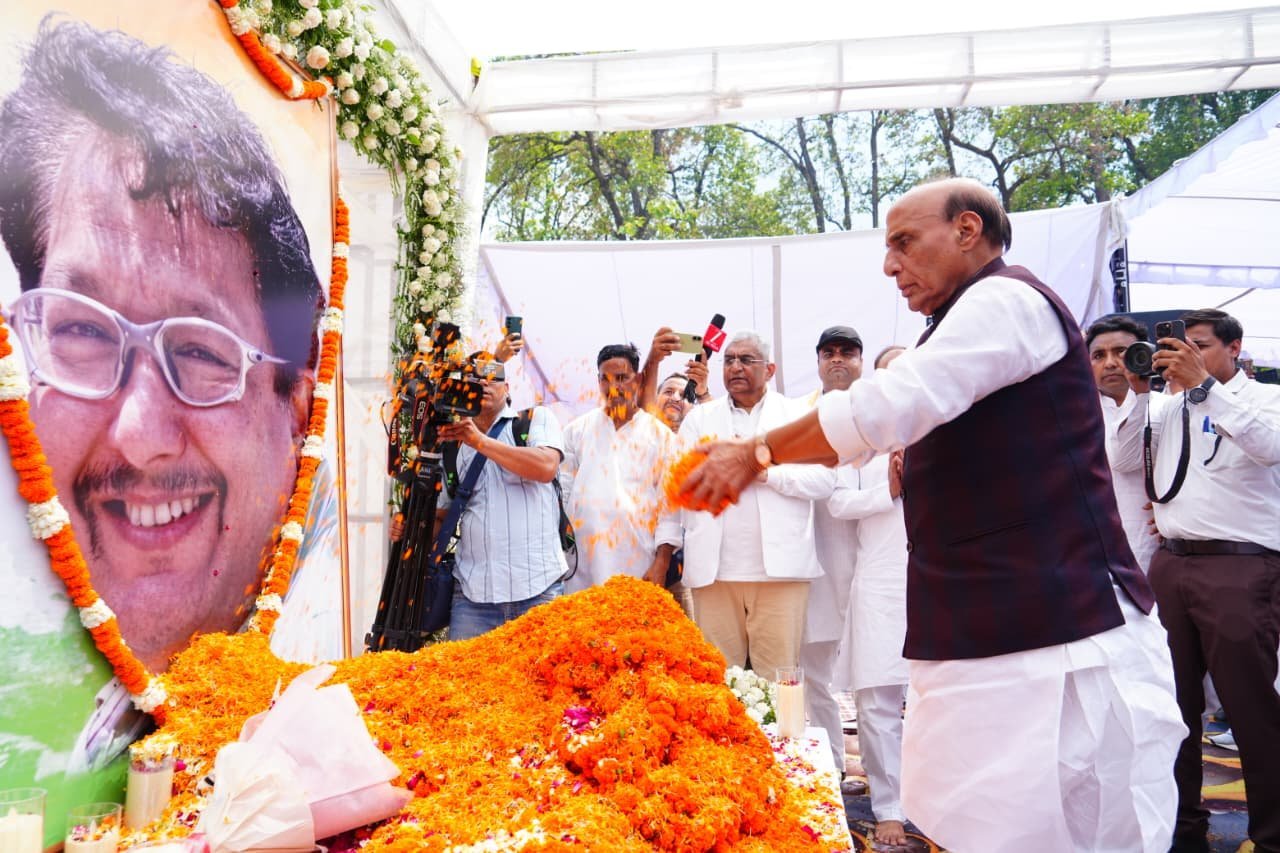 केंद्रीय रक्षा मंत्री एवं मुख्यमंत्री  धामी ने स्वर्गीय श्री जसपाल राणा जी के छायाचित्र पर पुष्पांजलि अर्पित कर उन्हें श्रद्धापूर्वक नमन किया