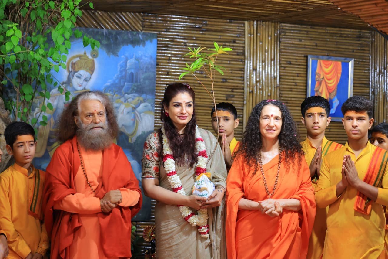 गंगा पूजन एवं पौधारोपण कर पूज्य स्वामी चिदानन्द सरस्वती जी का आशीर्वाद लेकर अभिनेत्री श्रीमती रवीना टंडन जी हुईं परमार्थ निकेतन से विदा
