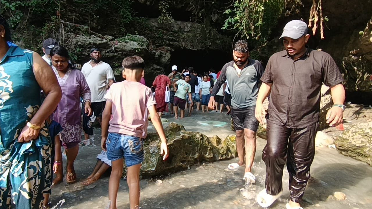 गढ़ी कैंट स्थित गुचुपानी में पर्यटकों का लगा जमावड़ा, ठंडे पानी से मिटा रहे थकान