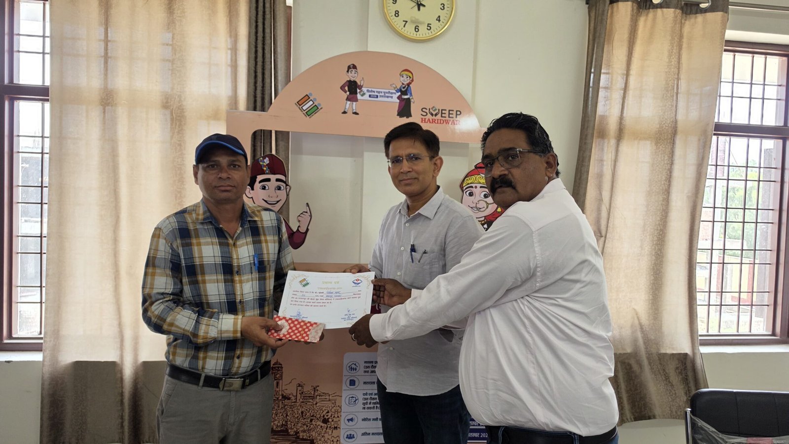 जनपद हरिद्वार में संचालित हो रहे विशेष गहन पुनरीक्षण कार्यक्रम के तहत 13 बीएलओ द्वारा शत प्रतिशत डिजिटलाइजेशन का कार्य किया गया