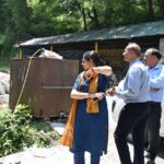जिलाधिकारी ने धनौल्टी पार्किंग निर्माण कार्य का किया निरीक्षण, एक माह में कार्य पूर्ण करने के दिए निर्देश