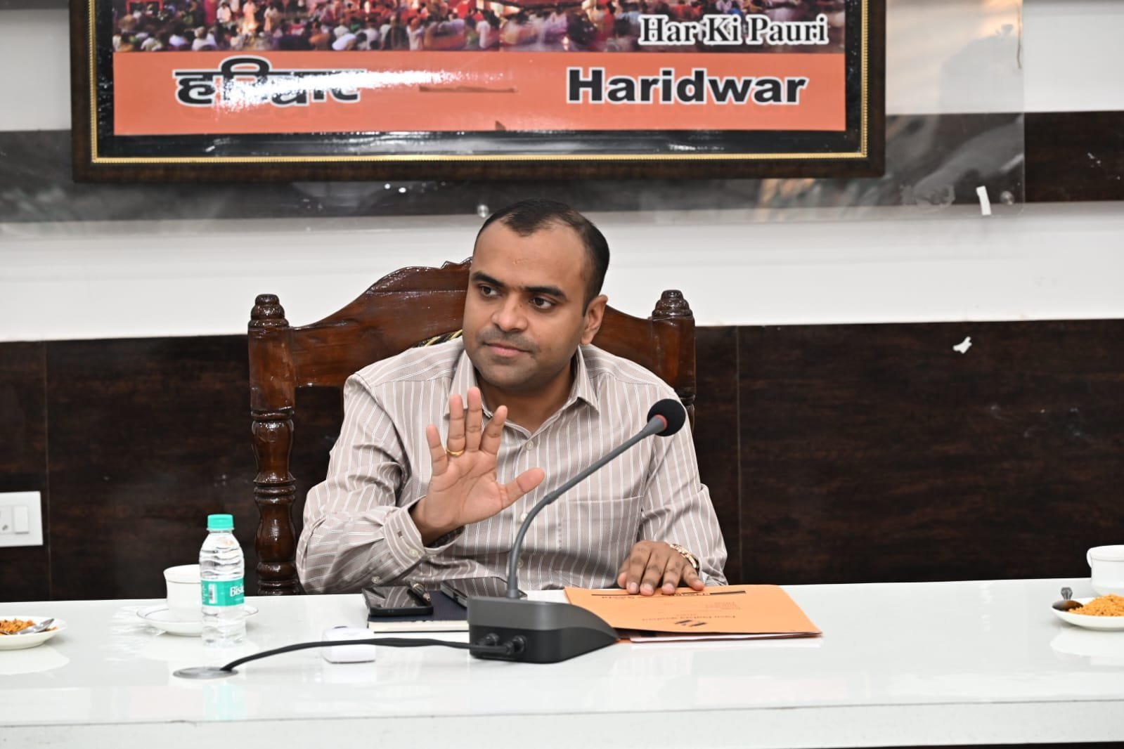 ठोस अपशिष्ट प्रबंधन नियमों के अनुपालन में लापरवाही पर जिलाधिकारी मयूर दीक्षित सख्त, विभागों से मांगी कार्यवाही रिपोर्ट
