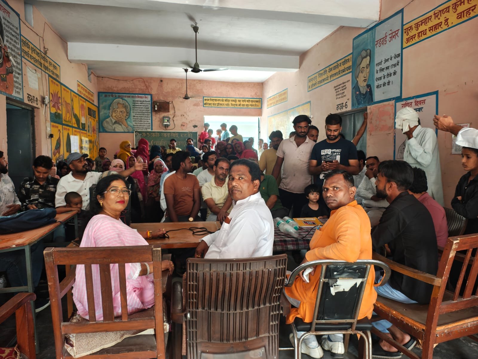 देशराज कर्णवाल ने ग्राम खाताखेड़ी में आयोजित जनसमस्या समाधान एवं जनसंवाद शिविरों में प्रतिभाग कर ग्रामीणों की समस्याएं सुनीं