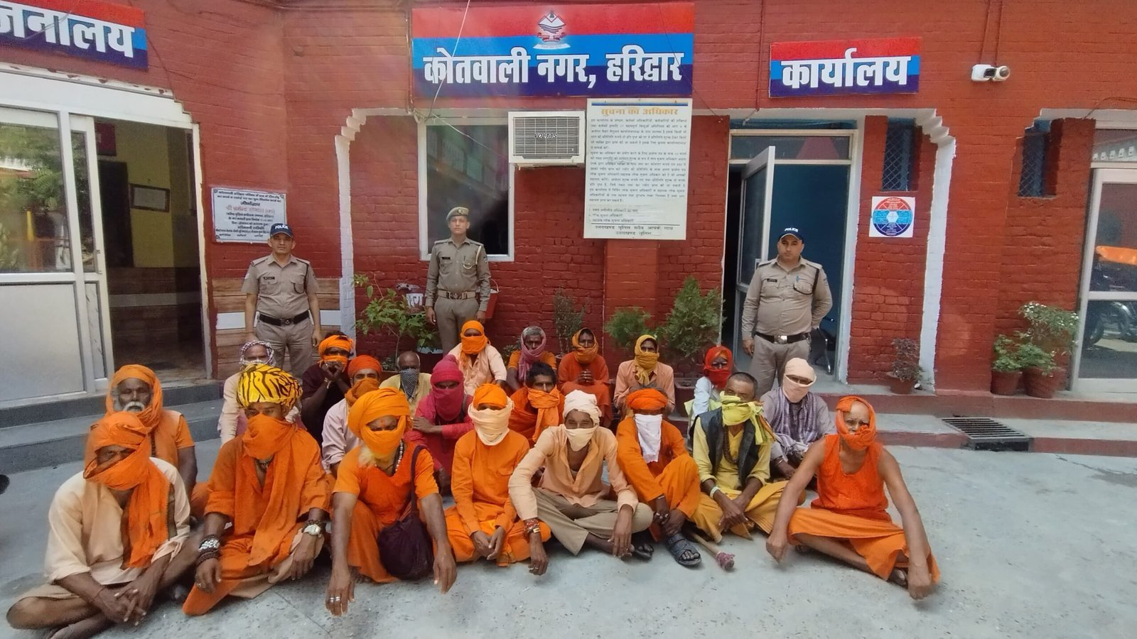 धर्म की आड़ में लोगों की आस्था से खिलवाड़ करने वाले 21 कालनेमि ढोंगी बाबा हिरासत में