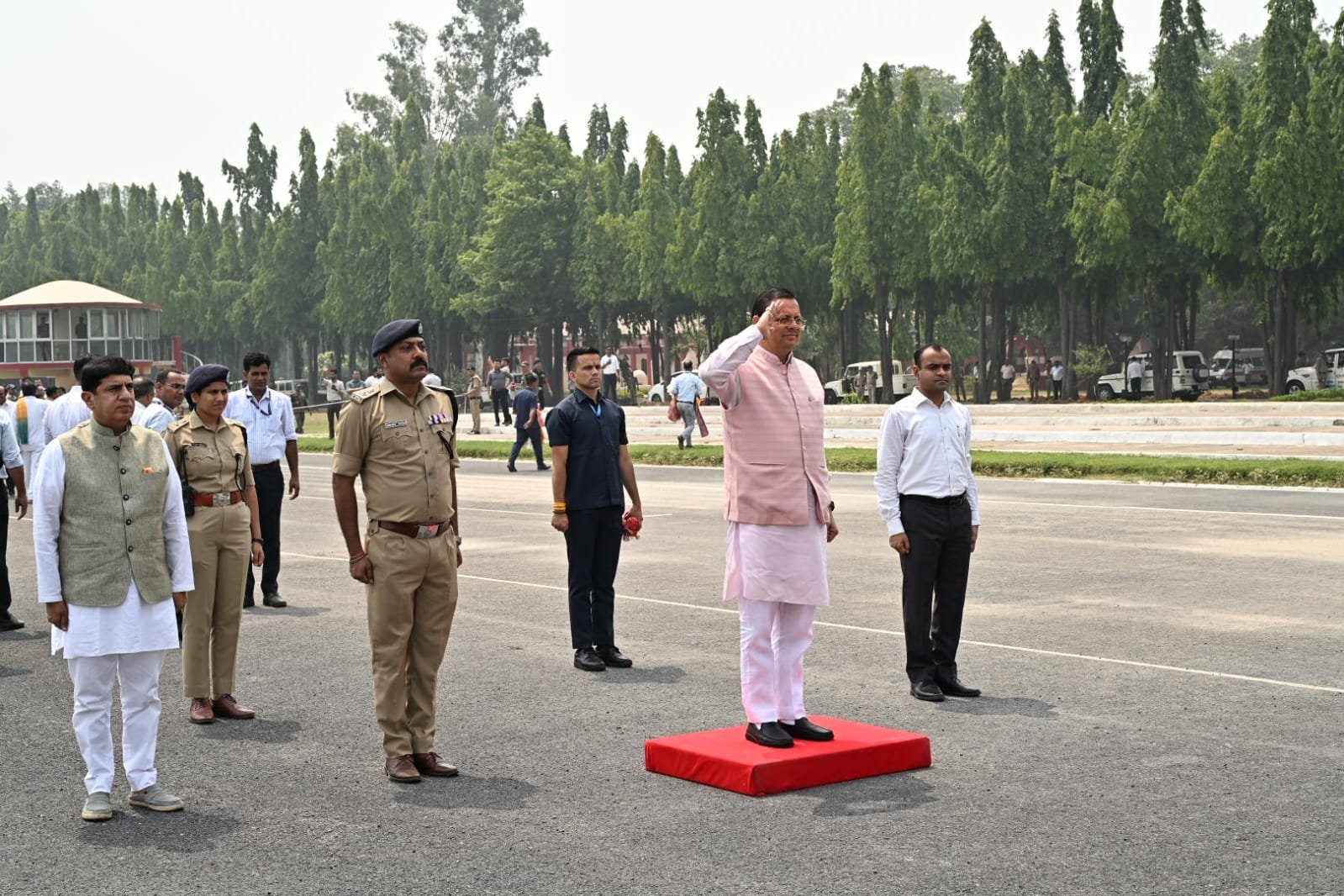 बीईजी हेलीपेड पहुंचे मुख्यमंत्री , जिलाधिकारी एवं वरिष्ठ पुलिस अधिकारी एवं जनप्रतिनिधियों एवं कार्यकर्ताओं ने किया जोरदार स्वागत