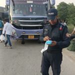मानक और नियमों को अनदेखा कर रहे चालकों की पुलिस ने लगाई क्लास
