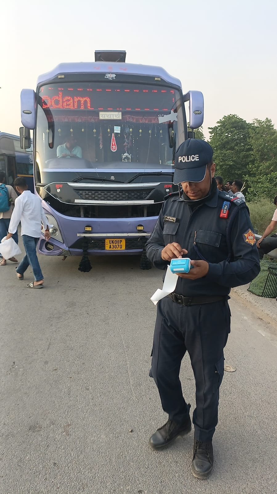 मानक और नियमों को अनदेखा कर रहे चालकों की पुलिस ने लगाई क्लास