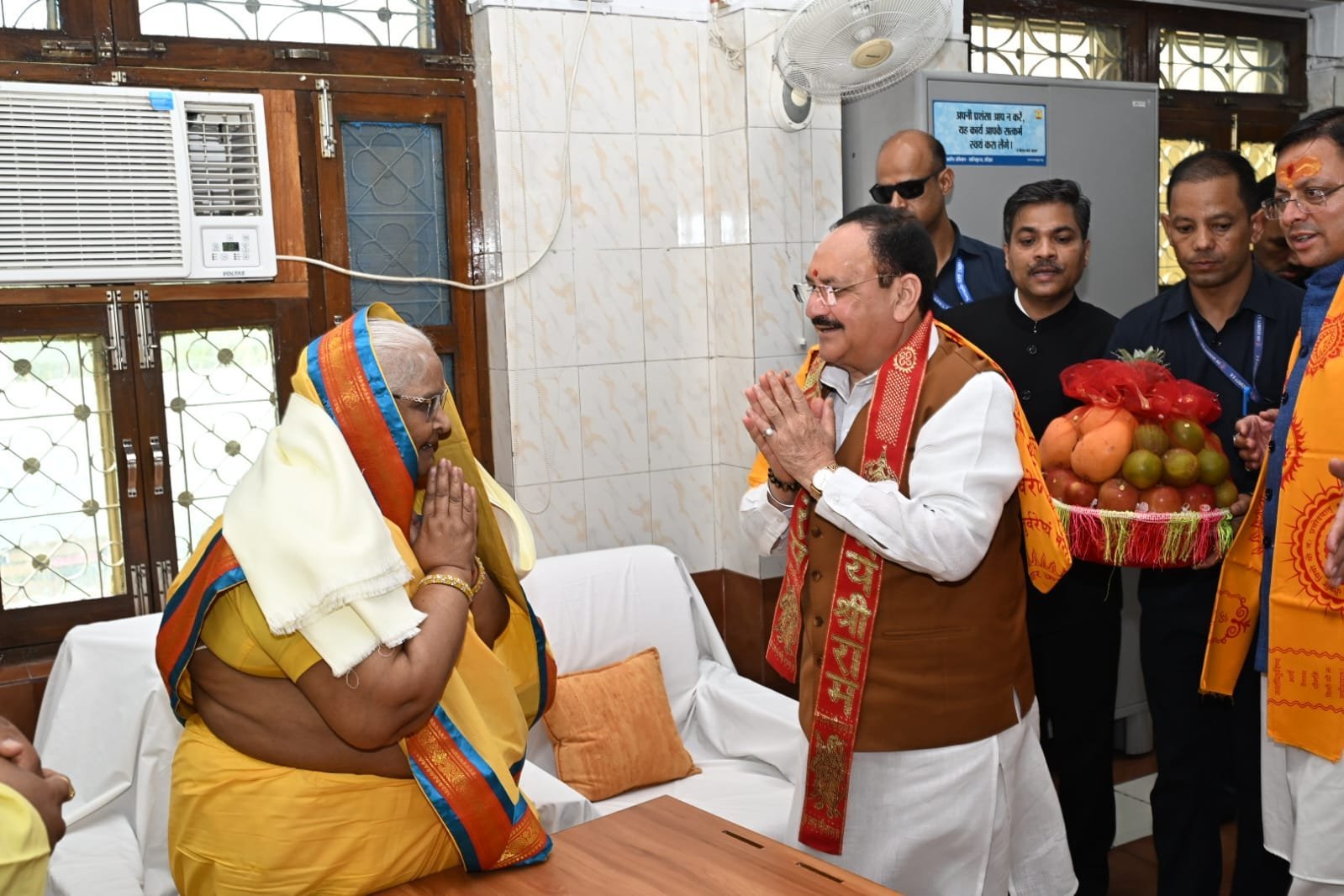 मुख्यमंत्री एवं केंद्रीय मंत्री ने श्रद्धेया शैलदीदी को अंगवस्त्र भेंट कर सम्मानित किया तथा उनका आशीर्वाद प्राप्त किया