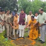 मुख्यमंत्री ने कैंप कार्यालय परिसर लोहियाहेड में पौधारोपण कर पर्यावरण संरक्षण का संदेश दिया