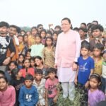 मुख्यमंत्री पुष्कर सिंह धामी को अपने बीच पाकर बच्चे हुए उत्साहित, जमकर खिंचवाईं तस्वीरें