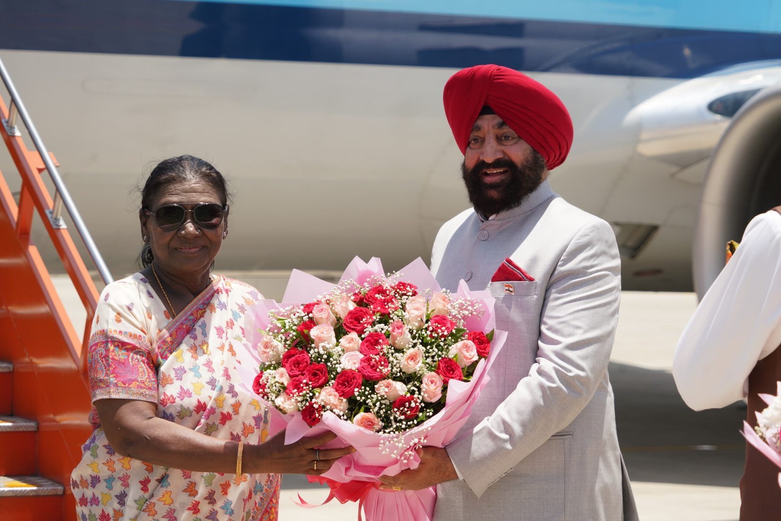 राष्ट्रपति श्रीमती द्रौपदी मुर्मु के देवभूमि आगमन पर जौलीग्रांट एयरपोर्ट में राज्यपाल, मुख्यमंत्री, कैबिनेट मंत्री, मुख्य सचिव, पुलिस महानिदेशक सहित अन्य वरिष्ठ अधिकारियों ने उनका स्वागत किया