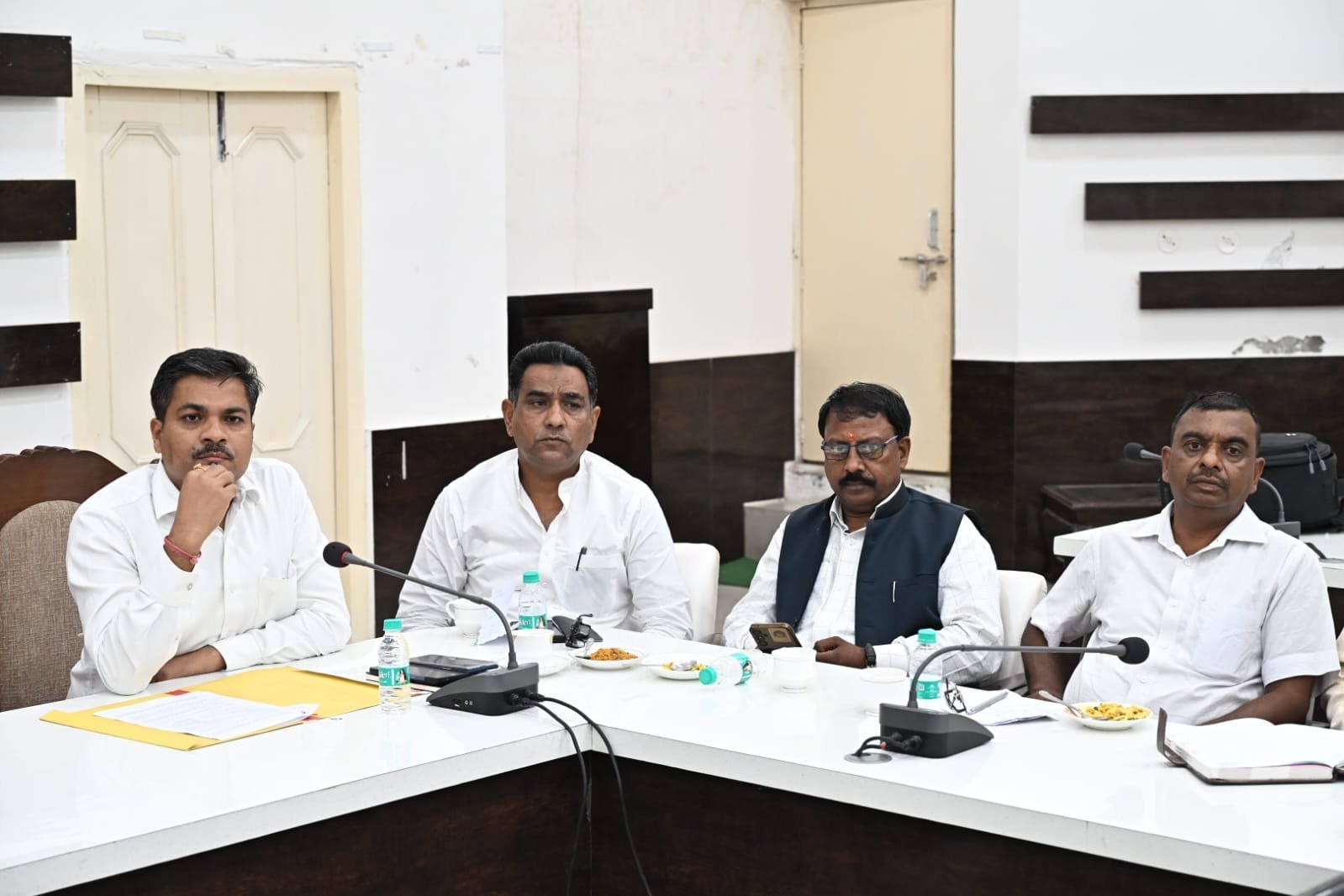 विशेष गहन पुनरीक्षण कार्यक्रम के सफल क्रियान्वयन हेतु अपर जिलाधिकारी प्रशासन के अध्यक्षता में बैठक आयोजित