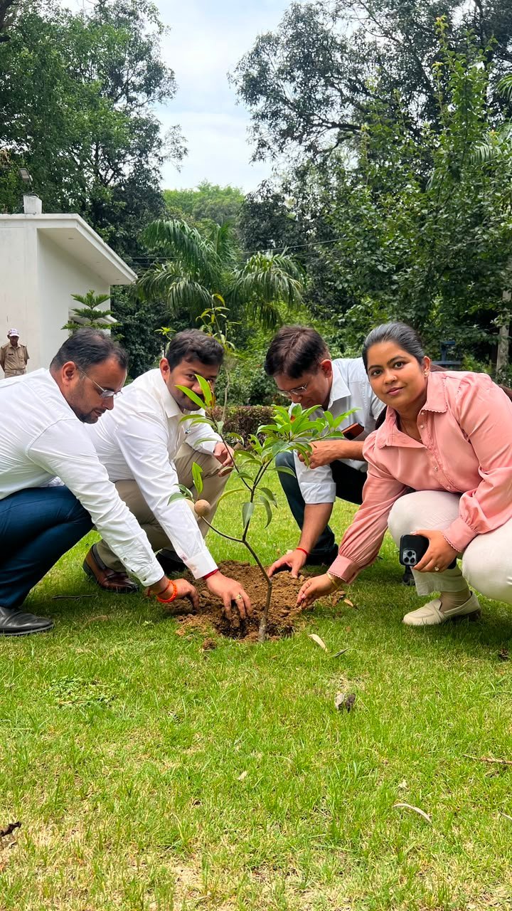 विश्व पर्यावरण दिवस पर संयुक्त मजिस्ट्रेट रुड़की सहित राजस्व अधिकारियों ने किया पौधारोपण