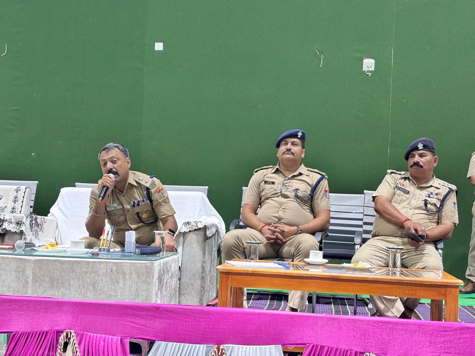 वीकेंड एवं सोमवती अमावस्या स्नान पर्व के दृष्टिगत SSP हरिद्वार नवनीत सिंह ने 40 वाहिनी पीएसी एवं पुलिस लाइन रोशनाबाद में प्रशिक्षण ले रहे रिक्रूट आरक्षियों को किया ब्रीफ