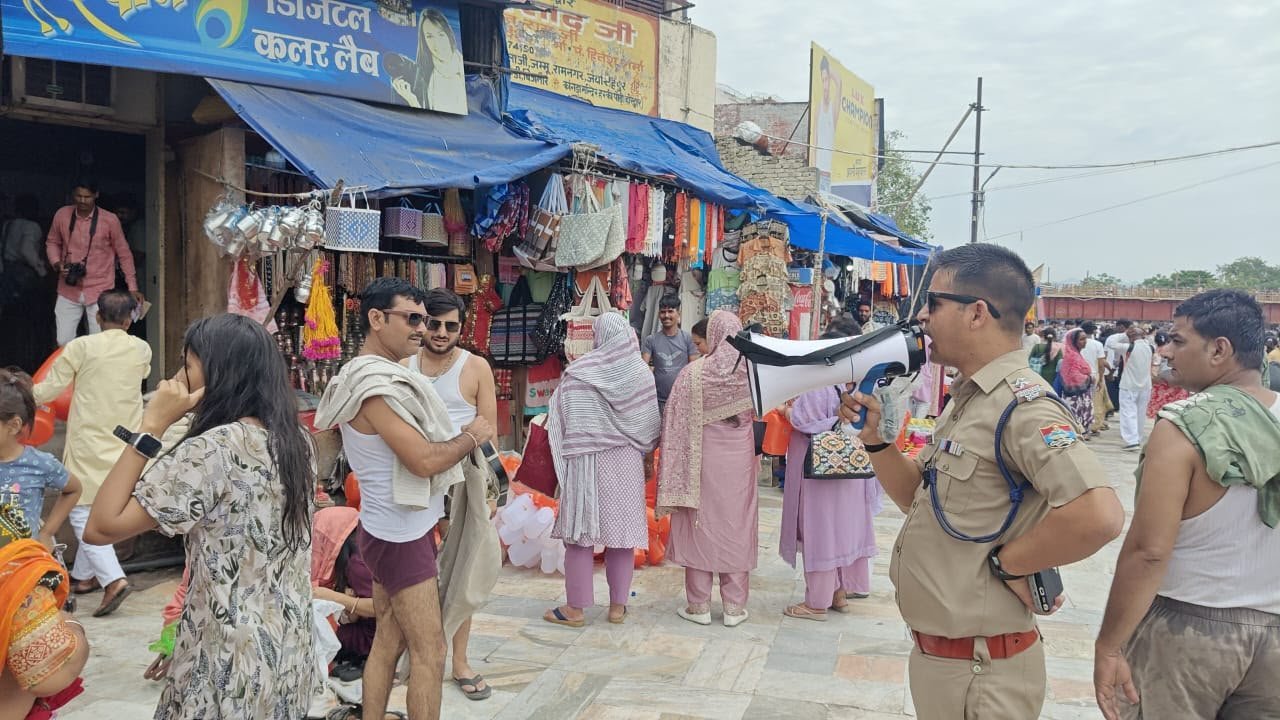 वीकेंड और सोमवती अमावस्या स्नान मेला के दृष्टिगत संपूर्ण हर की पैड़ी क्षेत्र से लगातार अतिक्रमण हटाया जा रहा है