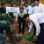 हरित हरिद्वार मुहिम को सार्थक करने के लिए जिलाधिकारी मयूर दीक्षित ने सिडकुल क्षेत्र में विश्व पर्यावरण दिवस के अवसर पर रुद्राक्ष का पौध किया रोपित