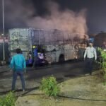 हरिद्वार सर्वानंद घाट के ठीक सामने वाहन में आग लगी