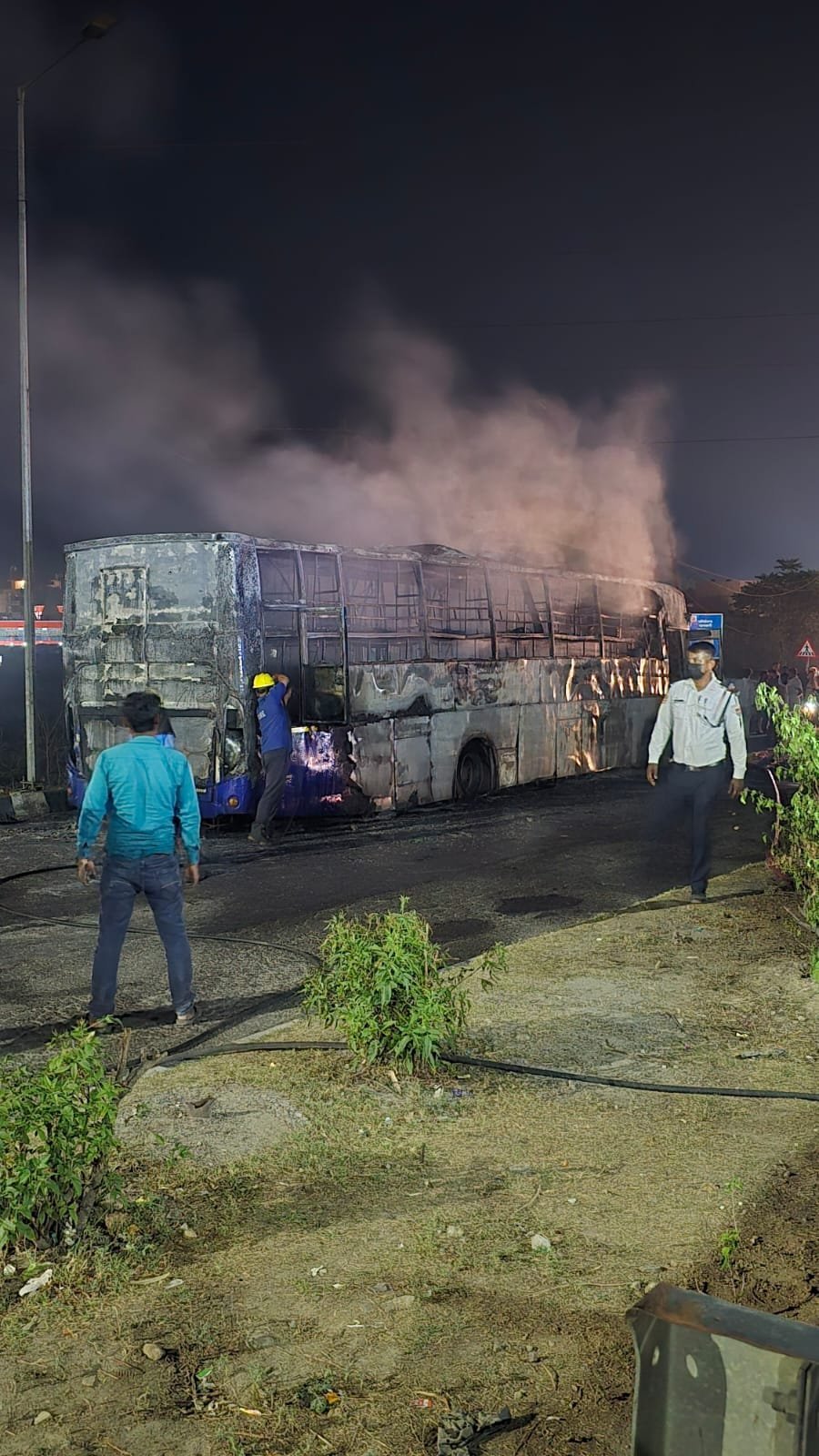हरिद्वार सर्वानंद घाट के ठीक सामने वाहन में आग लगी