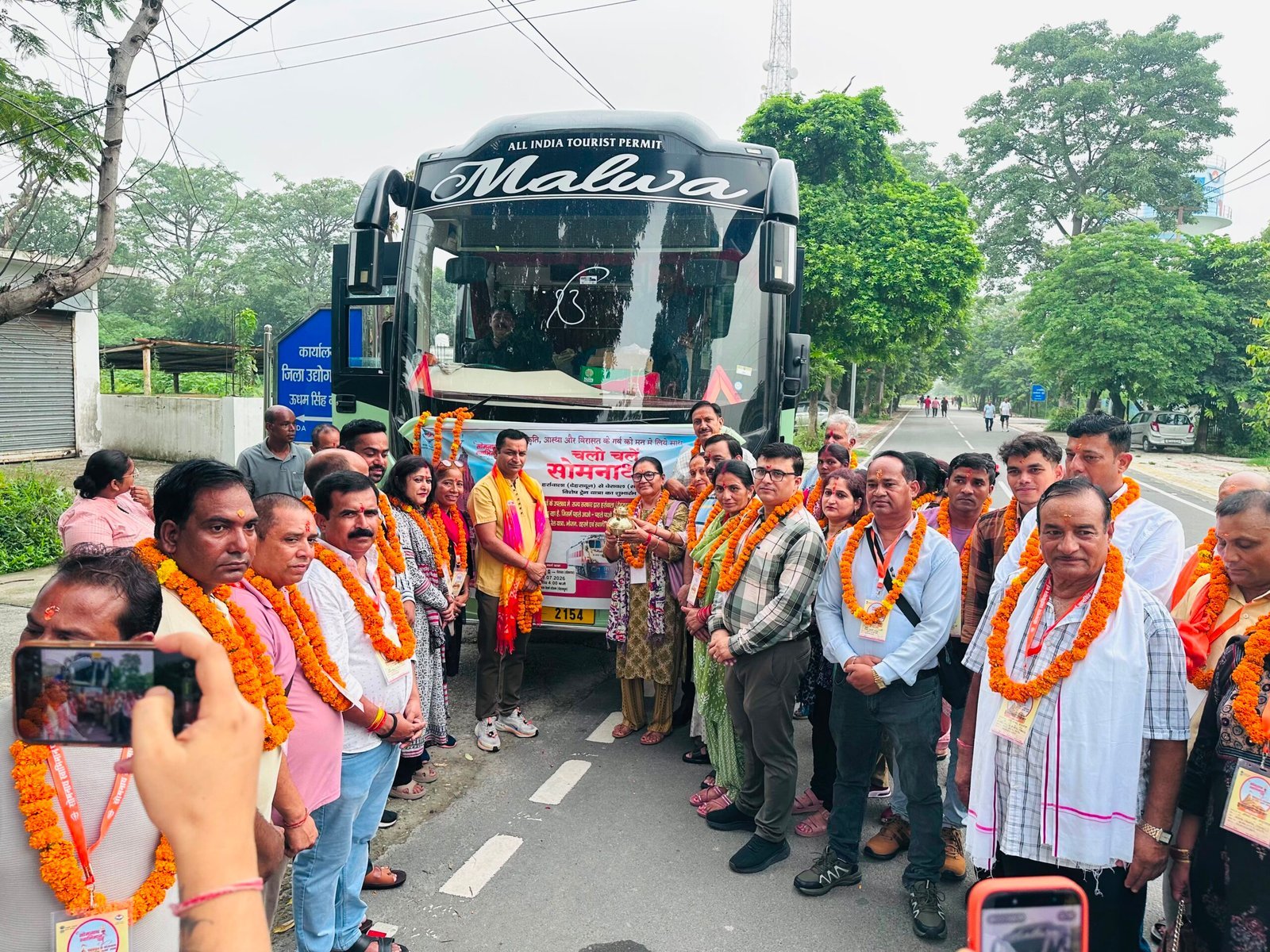 अपर जिलाधिकारी पंकज उपाध्याय ने श्रद्धालुओं को हरी झंडी दिखाकर सोमनाथ स्वाभिमान यात्रा के लिए किया रवाना