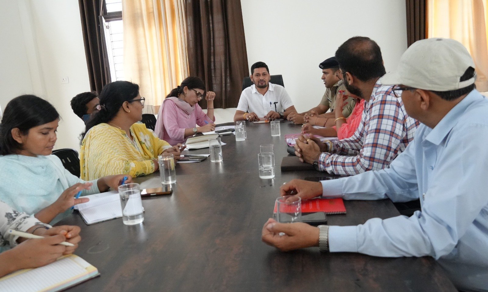 उत्तराखंड बाल अधिकार संरक्षण आयोग के सदस्य द्वारा विगत सप्ताह में हुए पॉक्सो प्रकरण का संज्ञान लेते हुए विभागीय अधिकारियों के साथ बैठक ली