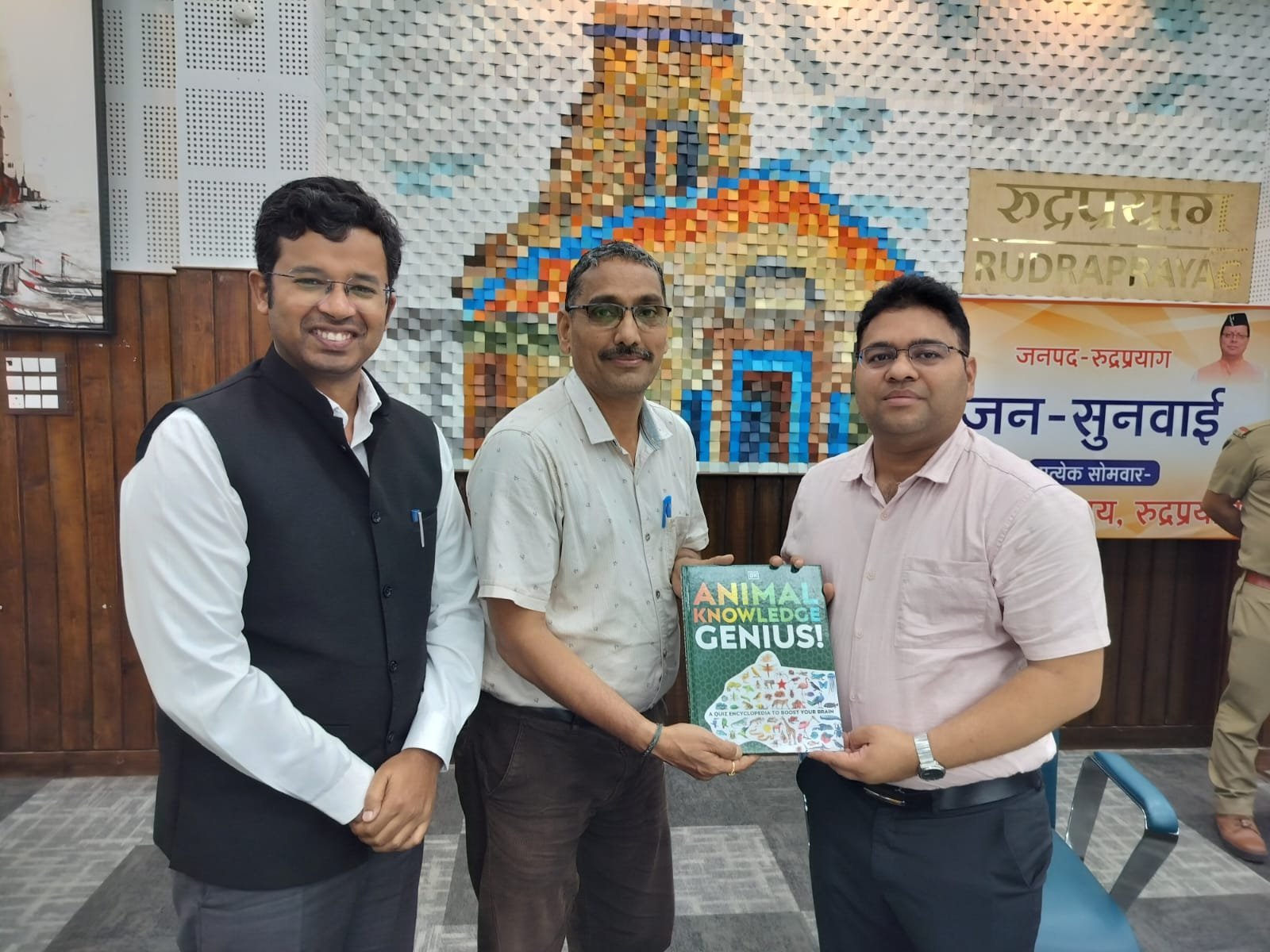 एक पुस्तक दान करें, ज्ञान का वृक्ष लगाएं’ अभियान को मिला लगातार समर्थन, अफसरों ने भेंट की किताबें