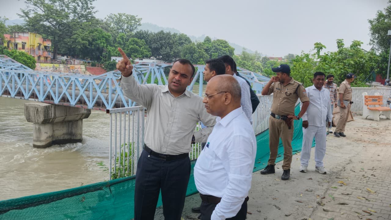 कांवड़ मेले की तैयारियों का गढ़वाल मंडल आयुक्त आनंद स्वरूप ने लिया जायजा, कांवड़ पटरी मार्ग का किया स्थलीय निरीक्षण