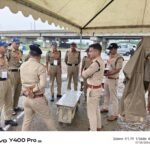 कावड़ मेला की व्यवस्था का जायजा लेते हुए पुलिस के वरिष्ठ अधिकारी साथ ही मौके पर अधीनस्थ से जानकारी लेते हुए