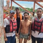 गंगा के तेज बहाव में बह रहे भोले को जल पुलिस ने सकुशल बचाया