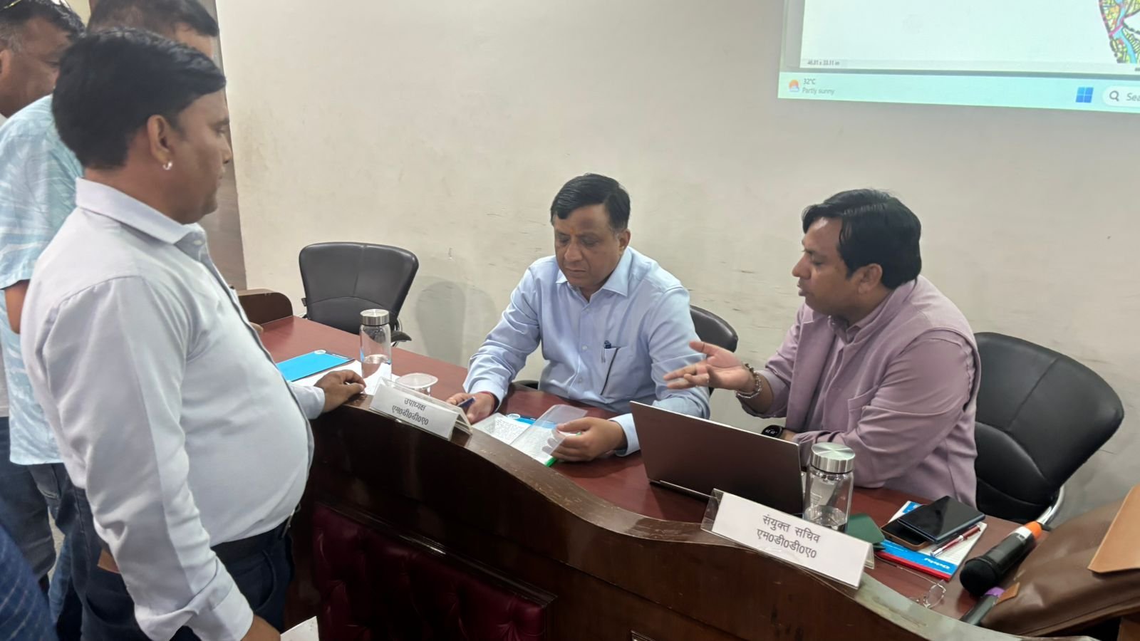 ग्राफिक एरा यूनिवर्सिटी परिसर में आयोजित जनसुनवाई कैंप में पहुंचे स्थानीय नागरिक