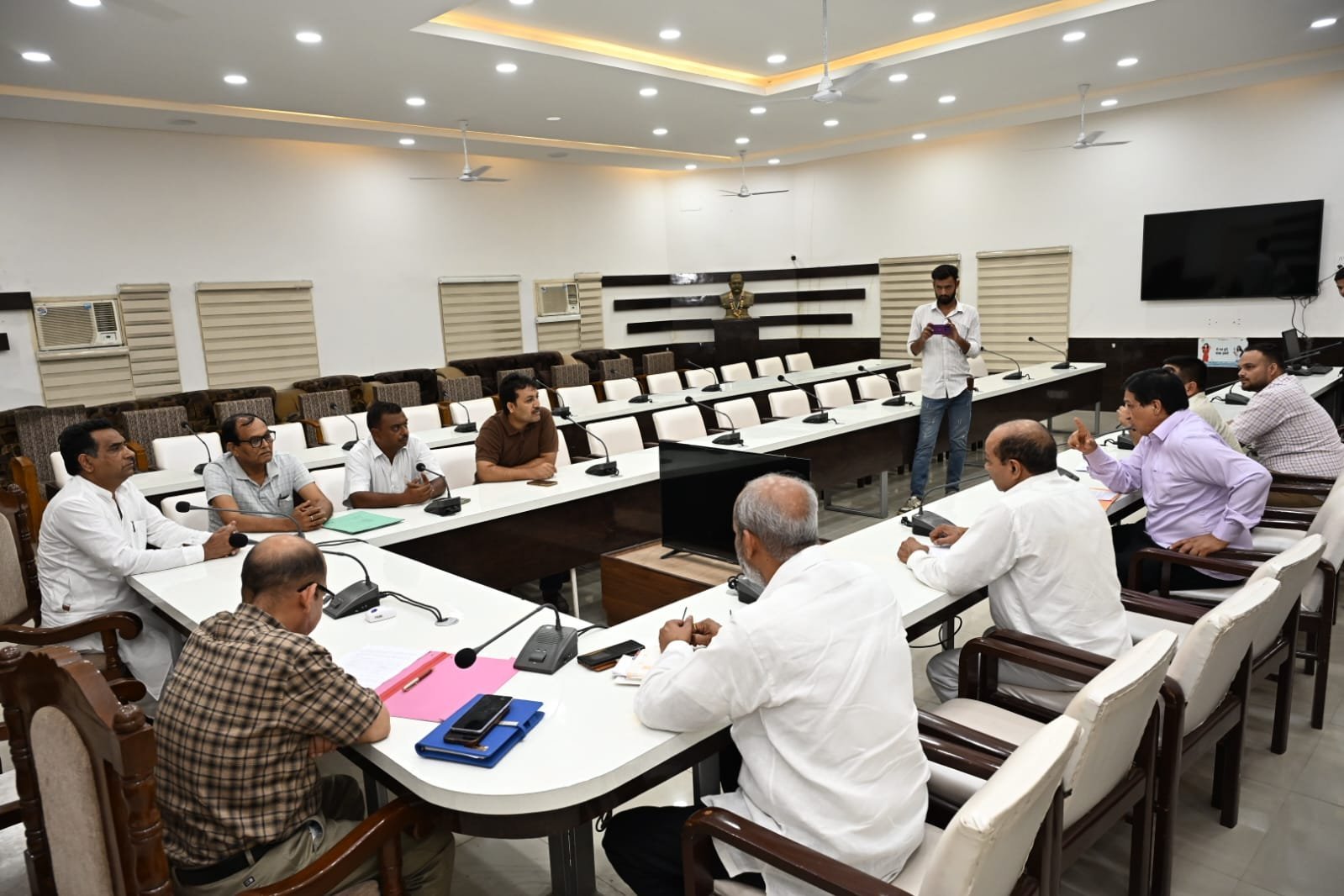 जनपद में विशेष गहन पुनरीक्षण अभियान को सफल क्रियान्वयन के लिए जिलाधिकारी के निर्देशन में के.के. पंत की अध्यक्षता में विभिन्न राजनीतिक दलों के प्रतिनिधियों के साथ बैठक आयोजित की गयी