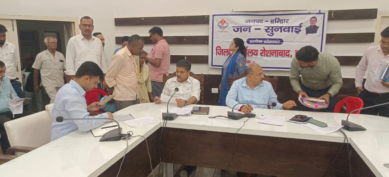 जनपदवासियों की समस्याओं को त्वरित निस्तारण के उदेश्य से जिलाधिकारी के निर्देशन मे मुख्य विकास अधिकारी की अध्यक्षता में आयोजित किया जन सुनवाई कार्यक्रम