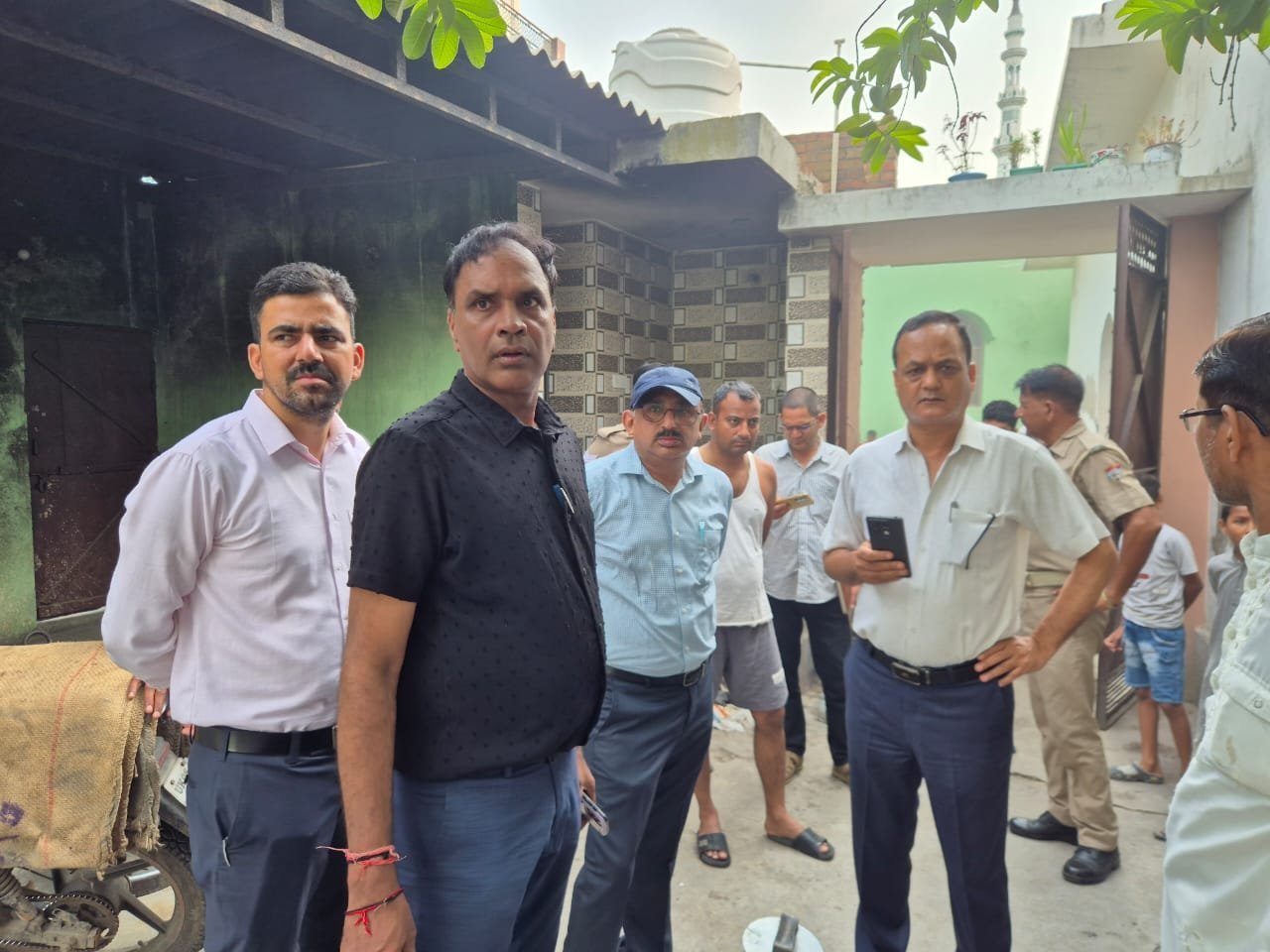 जिलाधिकारी के निर्देश पर लक्सर में अवैध खाद्य निर्माण इकाइयों पर छापेमारी, दो प्रतिष्ठान सील