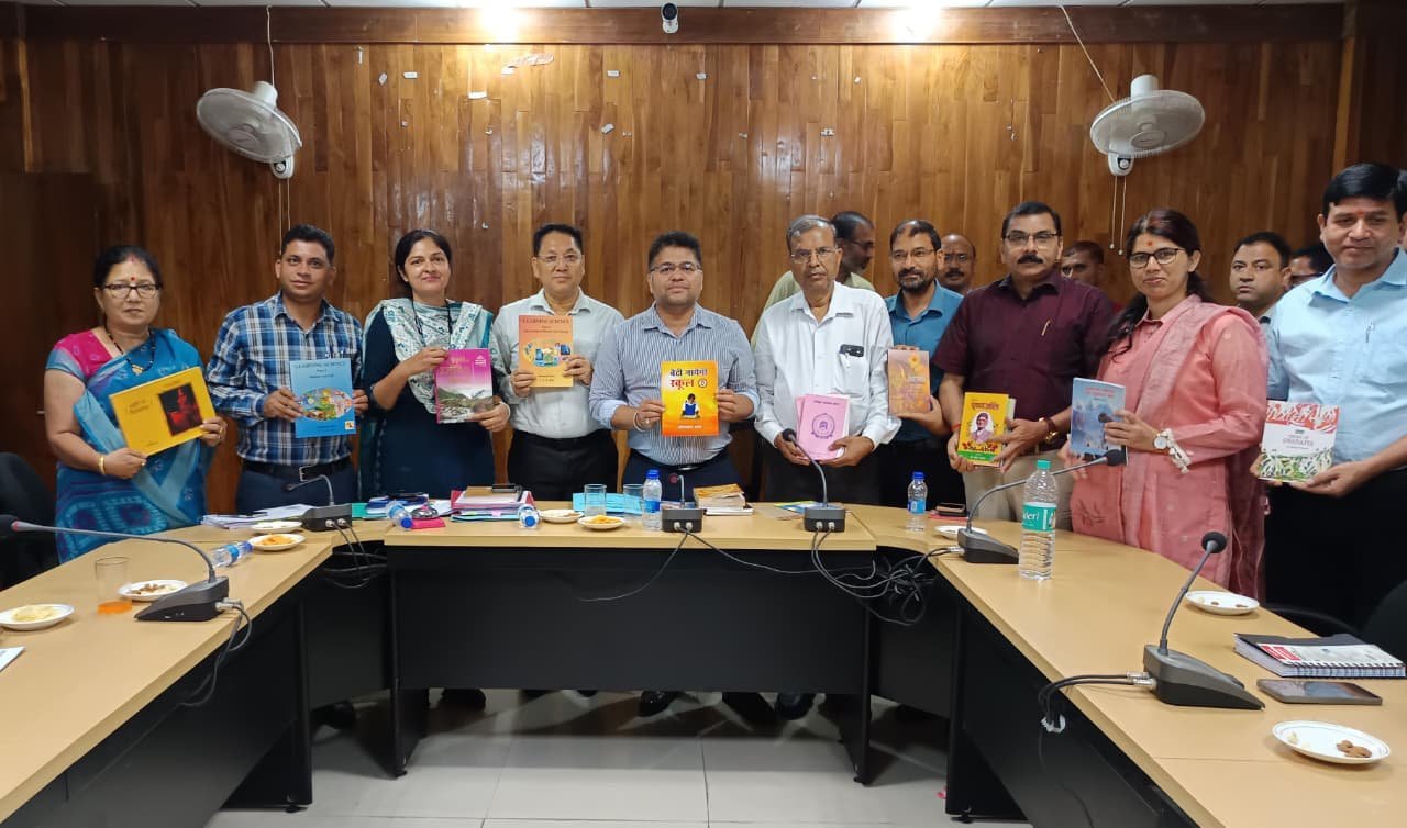 जिलाधिकारी के ‘एक पुस्तक दान करें, ज्ञान का वृक्ष लगाए अभियान’ को मिल रहा जनसमर्थन, मुख्यमंत्री ने भेंट कीं 150 पुस्तकें